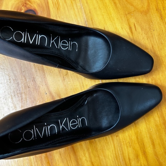 Calvin Klein Classic Mid-heel Pump - Picture 1 of 5